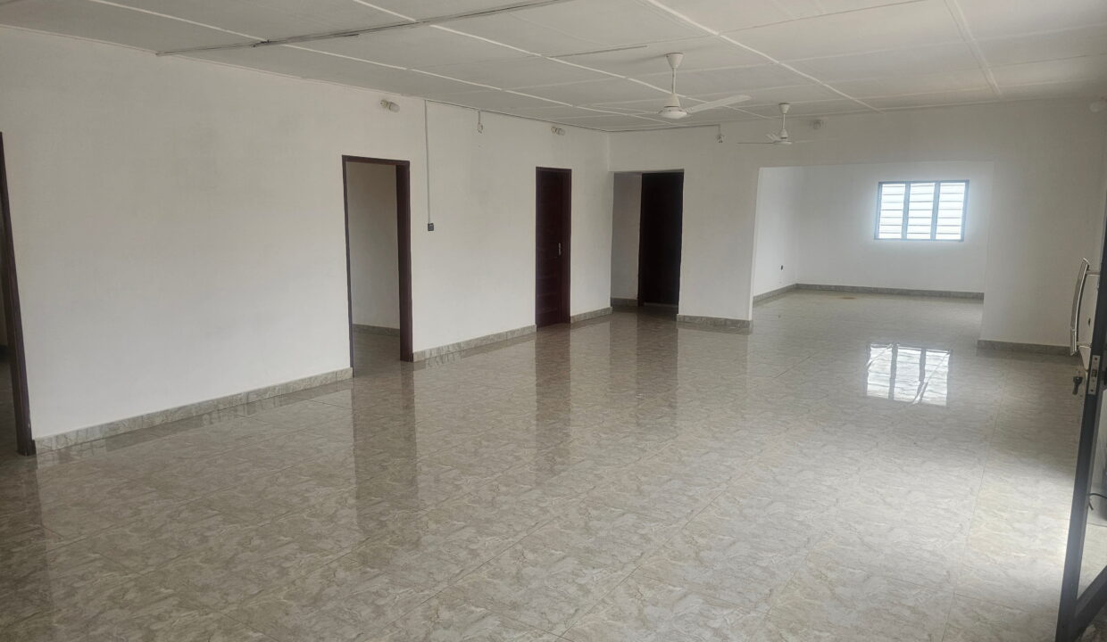 Gran hall avec 4 bureaux a louer Akogbato1