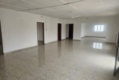 Gran hall avec 4 bureaux a louer Akogbato1