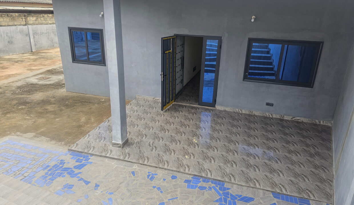 Maison avec petite piscine louer a cococodji entrée salon