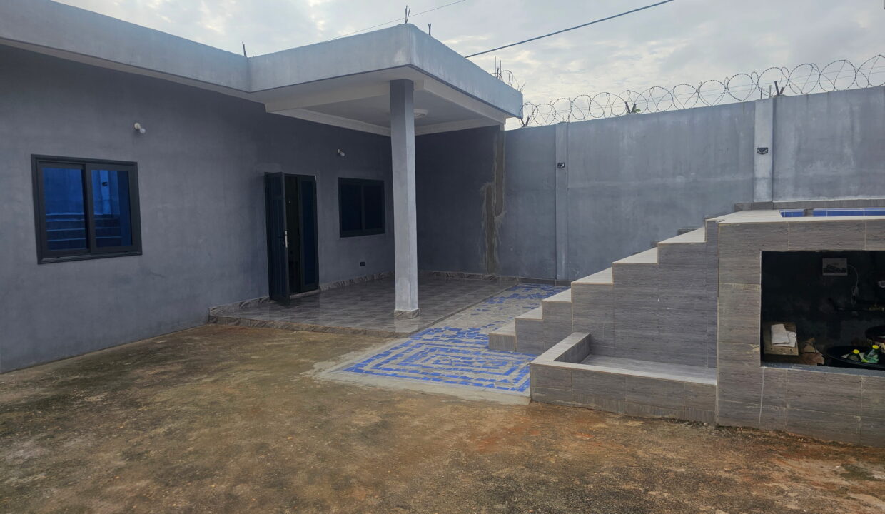 Maison avec petite piscine louer a cococodji entréé salon et piscine