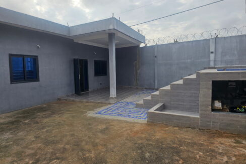 Maison avec petite piscine louer a cococodji entréé salon et piscine