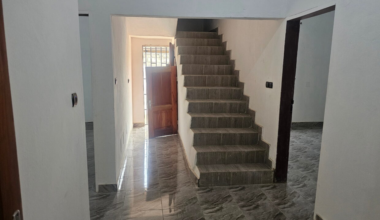 Maison avec petite piscine louer a cococodji escalier intérieur