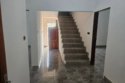 Maison avec petite piscine louer a cococodji escalier intérieur