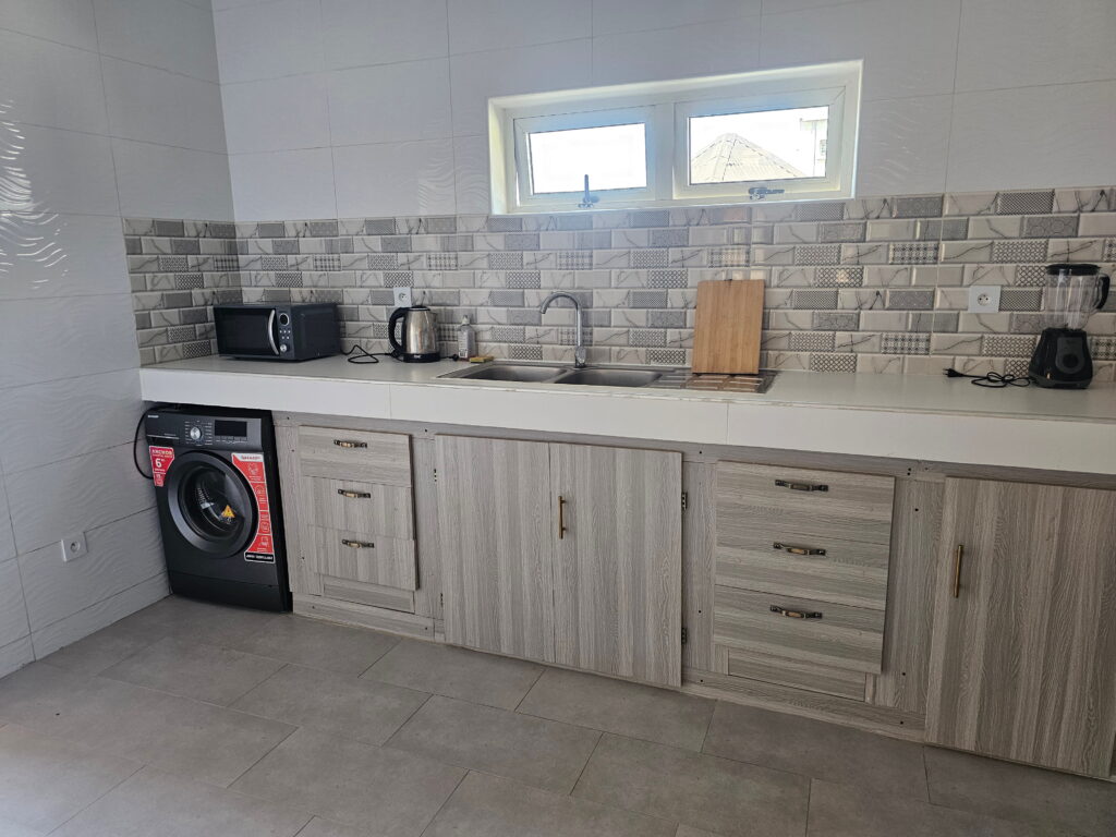 2 chambres salon meublee terrasse Fidjrosse cuisine machine a laver
