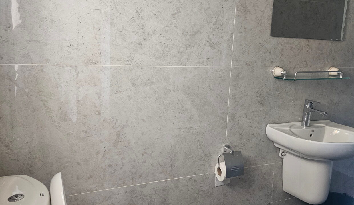 2 chambres salon meublée, terrasse Fidjrossè douche couloir