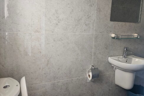 2 chambres salon meublée, terrasse Fidjrossè douche couloir
