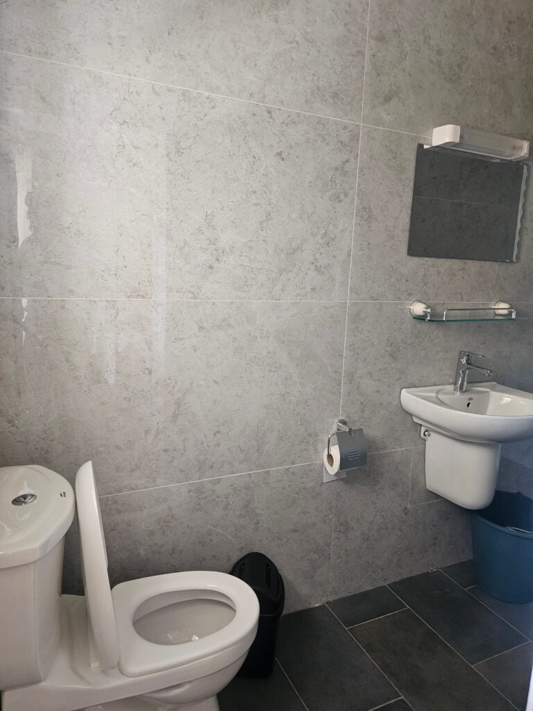 2 chambres salon meublee terrasse Fidjrosse douche couloir