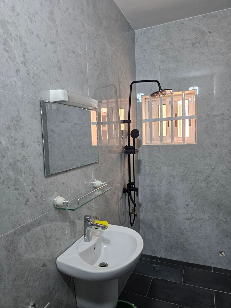 2 chambres salon meublee terrasse Fidjrosse lavabo