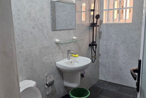 2 chambres salon meublée, terrasse Fidjrossè toilette