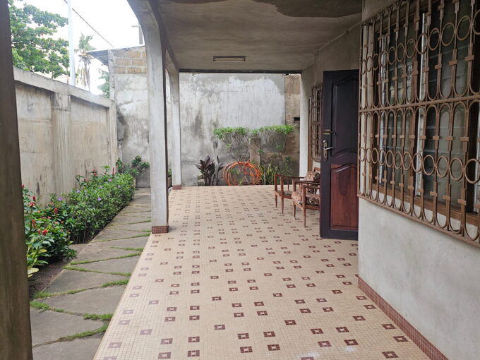 Villa à rénover à vendre à l'Étoile Angle rue