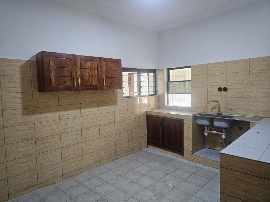 3 chambres salon au premier a casse auto